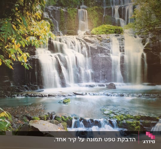 טפט תמונה של מפלי מים מודבק על קיר בחדר עם רצפת פרקט
